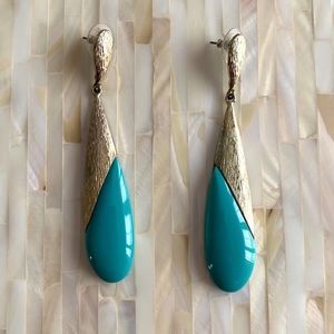 Turquoise and gold drop earrings.